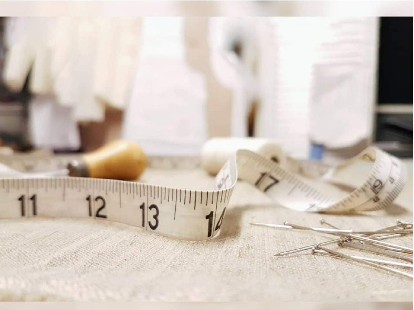 GDMINLO Soft Tape Measure Double Scale Body Sewing Flexible Tailor Craft Vinyl Ruler for Weight Loss Medical Body Measurement, Has Centimetre Scale on Reverse Side 60-inch(White)
